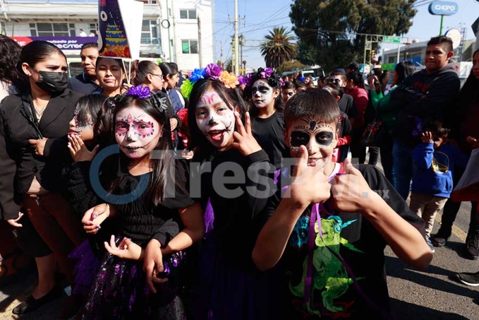 Catrinas y catrines de la escuela Miguel Alemán de Toluca celebran Día de Muertos con desfile