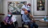 Israel aplica tercera dosis de Pfizer a mayores de 60