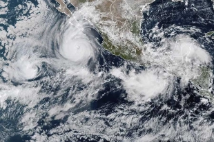 El huracán Priscilla se debilitó en el Pacífico mientras se desplazaba el miércoles a lo largo de la costa oeste de México