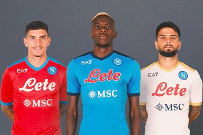 Napoli a la moda con playeras Giorgio Armani