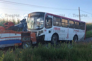 Autobús choca de frente contra automovilista en San Felipe Tlalmimilolpan