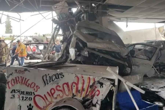 Tráiler se estrella en local de burritos en Villa Ahumada; hay 6 muertos y 21 heridos