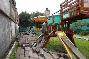 Se desploma barda en escuela de Toluca