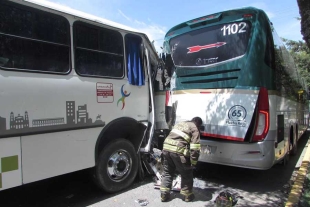 Choque de autobuses de pasajeros en Toluca deja 12 heridos.