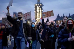 Investigan reprensión en protestas en RU