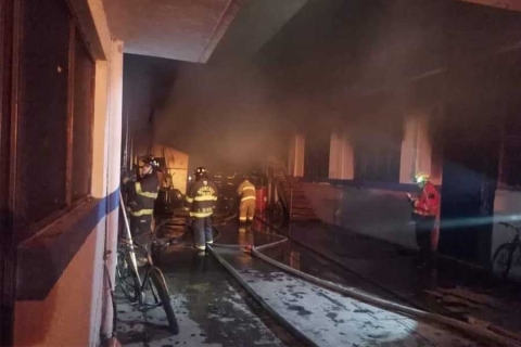 Se incendia fábrica de suelas en San Mateo Atenco