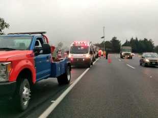 Cae auto 30 metros en la carretera México-Toluca; 4 lesionados