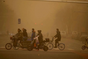 Beijing, envuelta en la peor tormenta de arena en más de 10 años