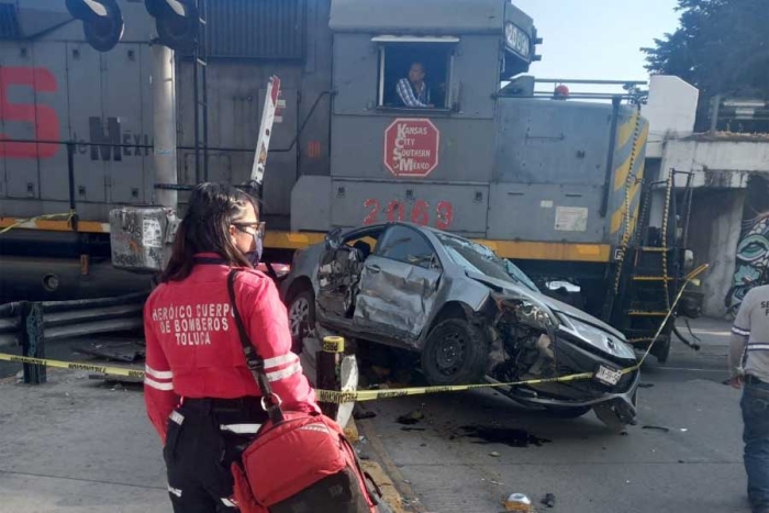 Intenta ganarle el paso al tren en Pilares