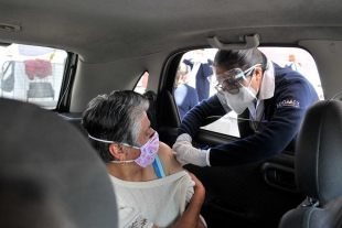 Avanzan en vacunación de adultos mayores en Toluca gracias a alternativa de llegar en automóvil