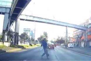 En el video se observa cómo la mujer atraviesa los tres carriles de alta velocidad pese a que, justo arriba de ella, se encontraba un puente peatonal.