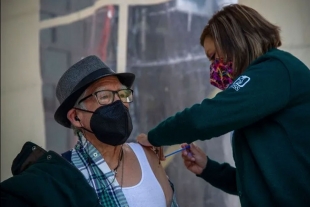 Inicia vacunación de adultos mayores contra COVID-19 en Toluca, el próximo martes 9 de marzo