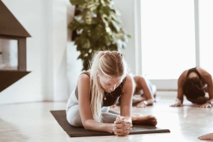 Yoga restaurativo: descubre qué es y para qué sirve