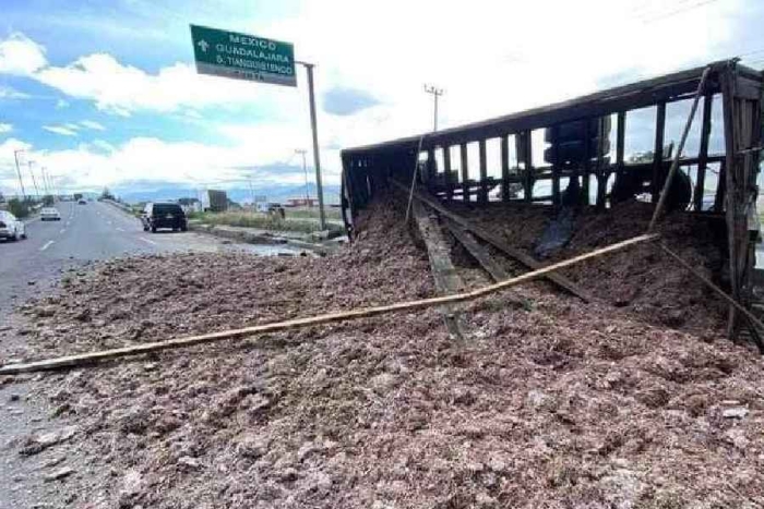 Encharcamientos sobre la carretera Toluca- Tenango del Valle, provocan carambola