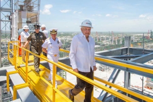 Dos Bocas comenzará a producir gasolinas en julio: AMLO