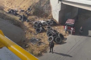 Rapiña en autopista Libramiento Bicentenario, se voltea trailer repleto de llantas