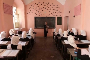 Más de 80 niñas envenenadas en dos escuelas de Afganistán