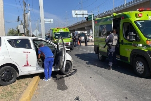 Chocan taxi y Jetta sobre Las Torres en San Buenaventura; hay cinco heridos