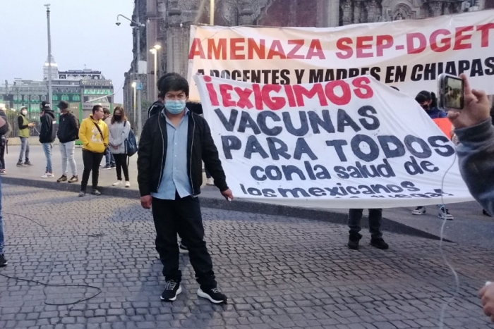 Estudiantes exigen vacunas frente a Palacio Nacional