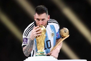 Messi no solo ha ganado múltiples títulos y premios, sino que ha mantenido un nivel de excelencia durante más de dos décadas
