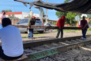 Retiran autoridades bloqueo de maestros en las vías del tren en Michoacán