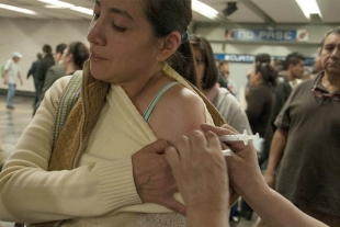 Vacunan a casi medio millón contra la influenza en CDMX