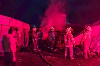 Incendio arrasa con chatarrera en San Mateo Atenco; no hubo heridos