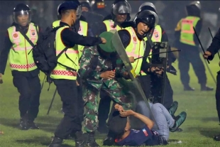 ¡Tragedia en el fútbol: Invasión de campo deja 125 muertos en Indonesia