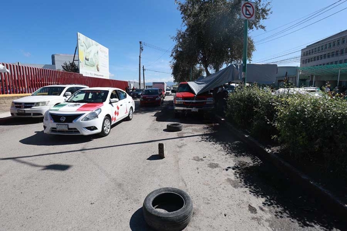 Estacionarse ya no es tan fácil: "apartan" lugares en la zona de hospitales de Toluca