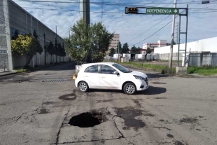 Bache se convierte en verdadero peligro para automovilistas en Santa Ana Tepaltitlán