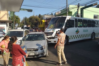Tres lesionados por choque múltiple en el centro de Toluca