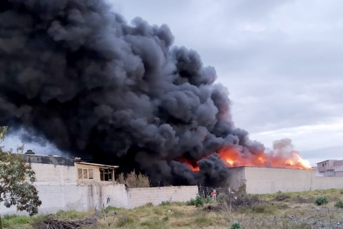 Se incendia bodega de PET en San Mateo Atenco