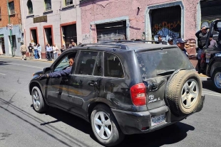 Durante la inspección del vehículo, los oficiales localizaron en la guantera dos bolsas con hierba verde con características similares a la marihuana.