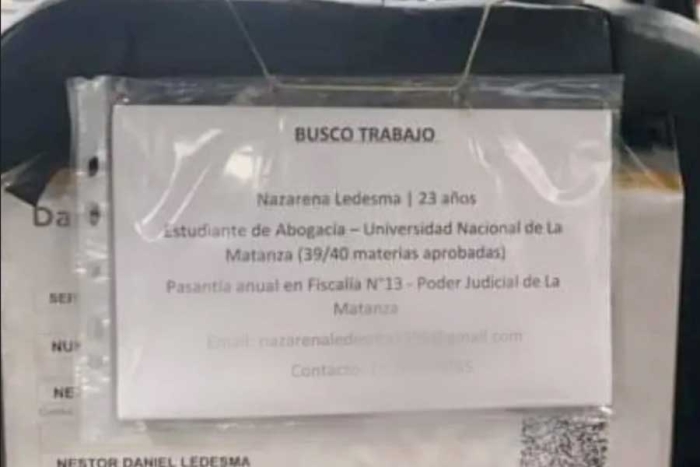 ¡Increíble! Taxista pega el CV de su hija en su coche y se viraliza