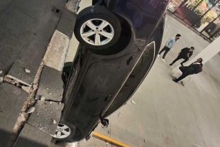 Joven intenta estacionar su auto y cae al sótano en Town Square Metepec