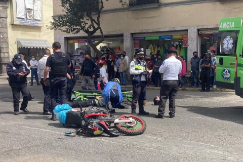 Accidente de motociclista en centro de Toluca, provoca movilización de paramédicos