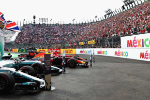 Afición a reventar en el Autódromo Hermanos Rodríguez durante el Gran Premio de México, con los monoplazas listos en la zona de podio.