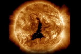 Detectan un agujero en el Sol más ancho que 60 planetas Tierra
