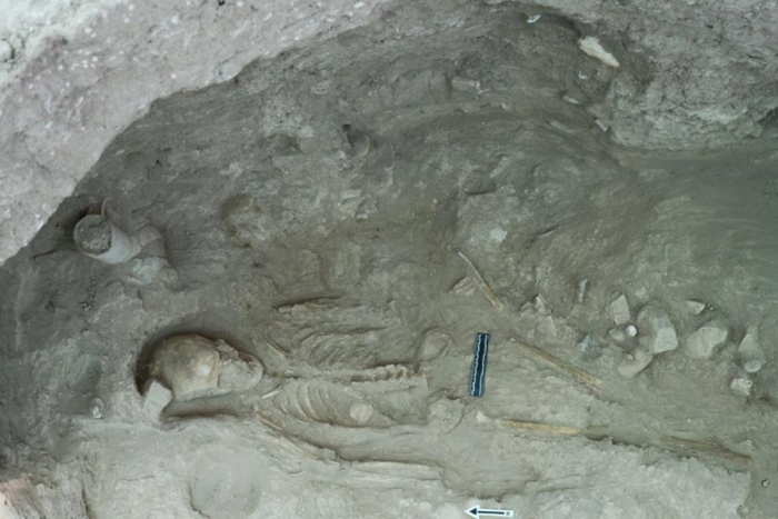 Encuentran niño enterrado de hace 3 mil años rodeado de oro