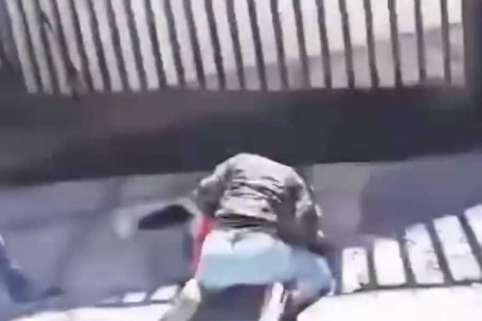 Mujer golpea a estudiante en secundaria de Toluca