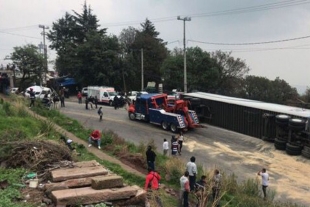 Un muerto y 11 lesionados, tráiler aplastó una combi