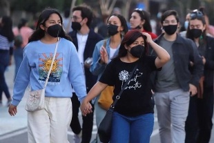 Vuelven los cubrebocas a Chile por gran brote de virus respiratorio