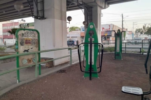El gimnasio al aire libre también presenta un estado de abandono, con aparatos vandalizados e inservibles.