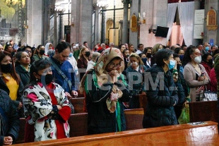 Devotos de San Chárbel acuden a la catedral de Toluca, a admirar sus reliquias