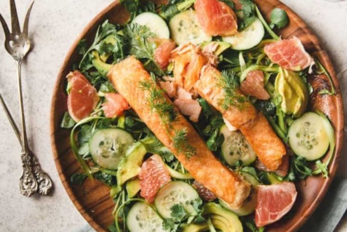 Ensalada de salmón, aguacate y pomelo, la fusión perfecta para la hora de la cena