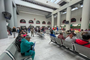 La mayoría de los usuarios que acuden a dichas oficinas gubernamentales, se mostraron molestos ante la mala organización