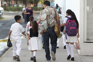 Directores de las escuelas deben cuidar a menores cuando acaban las clases: FC