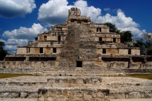 Aquí fueron construidos sorprendentes grupos arquitectónicos que corresponden al estilo Petén