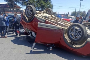 Vuelca camioneta en el retorno de la carretera Toluca- Tenango del Valle; un lesionado