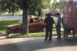 Vuelca Jetta en Tollocan y muere una joven